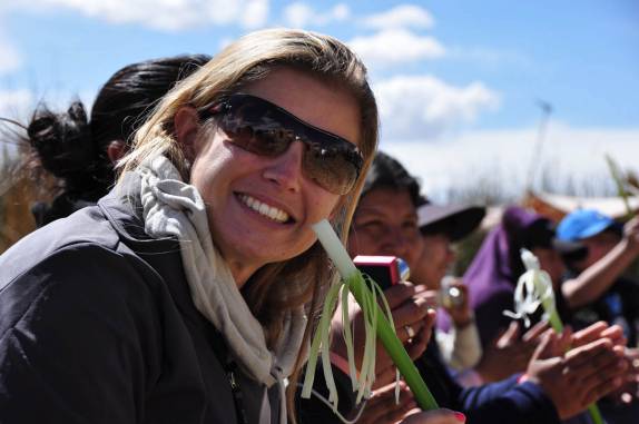 Durante a palestra na chegada à Ilha San Miguel, uma das mais de cem Islas Flotantes do lago Titicaca, a Ana segura um ramo de junco, matéria-prima das ilhas que flutuam (perto de Puno, no Peru)